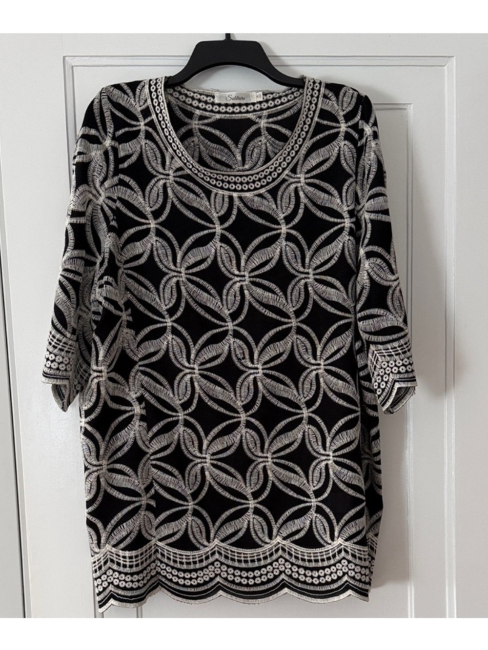 PLUS 1X Solitaire Black Tunic Blouse Cream Embroidery Scalloped Hem EUC